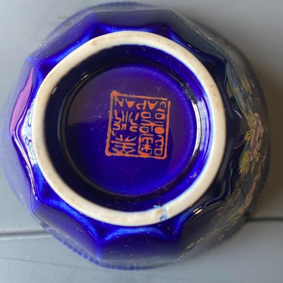 Vintage Cobalt Blue and Gold trim porcelain Japanese ginger jar and vases set - Picture 7 of 11